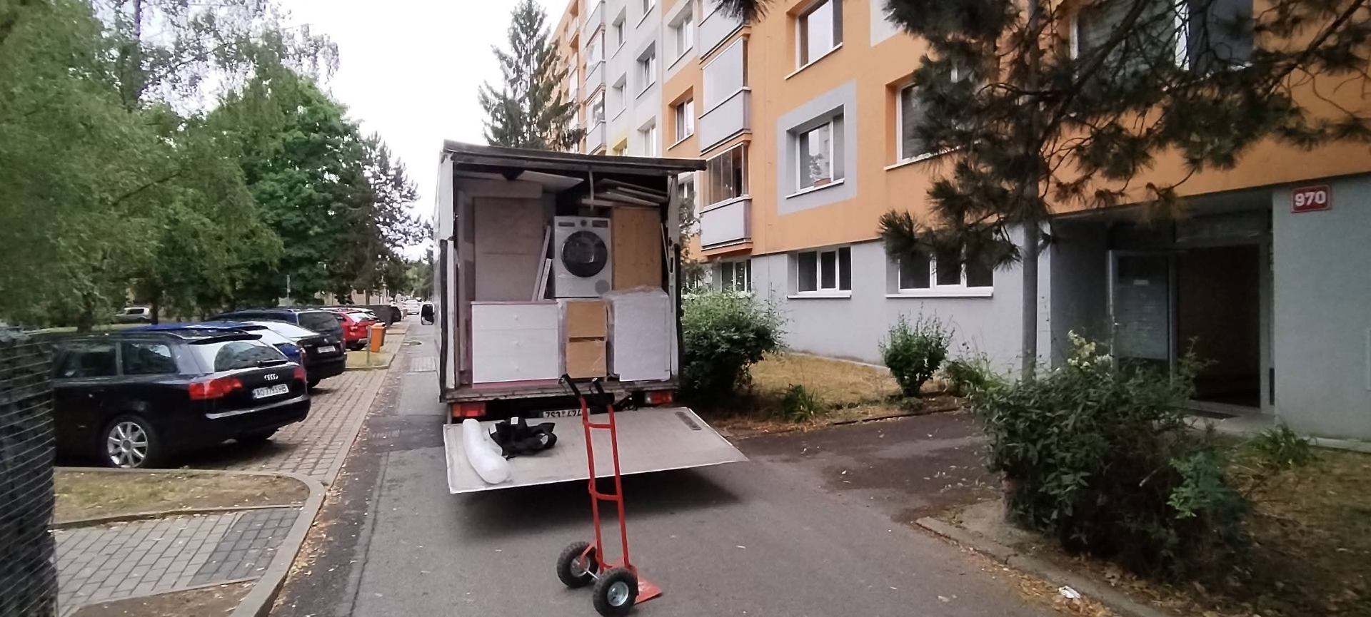 Stěhovací tým Nejlevněji Odstěhuji nakládá krabice před pražským panelákem